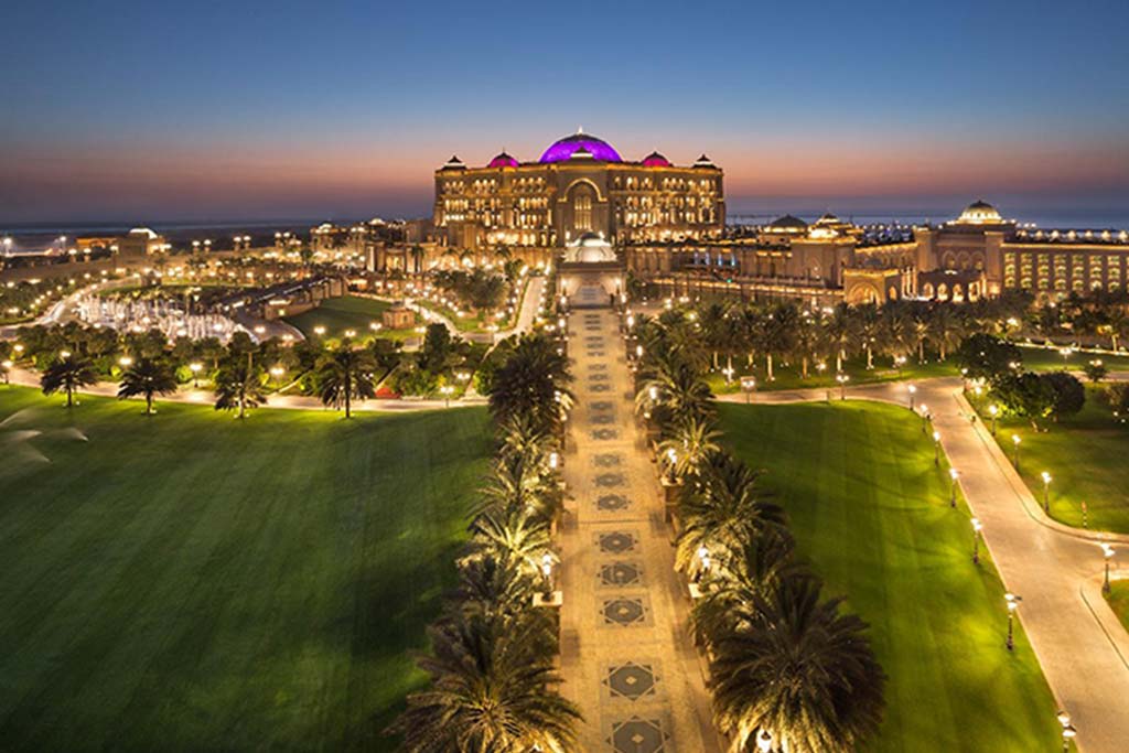 image of Emirates Palace Abu Dhabi's night view from front
